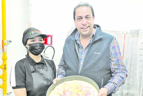 Inaugura Chema tercera pizzería