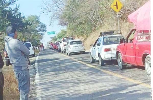 Cierra grupo armado carretera en Guerrero