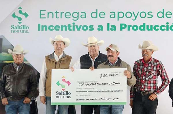 Entrega Fraustro apoyos a 2 mil 500 productores