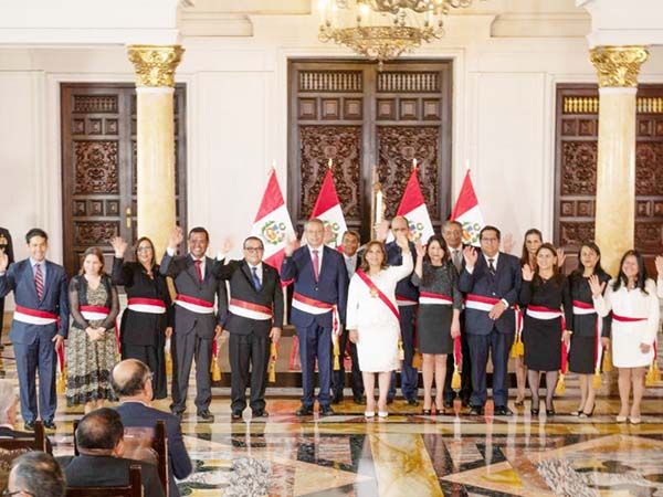Dina Boluarte toma juramento a su nuevo gabinete