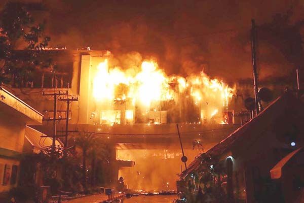 Incendio en hotel-casino de Camboya mata a 16 personas
