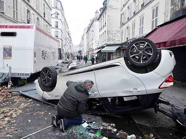 Kurdos se enfrentan a la policía en París