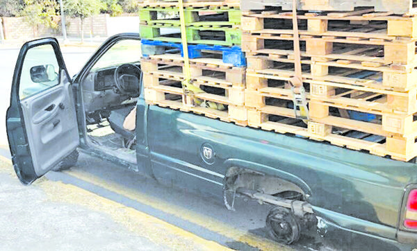 Llanta “voladora” daña a camioneta