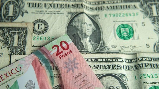 Peso se aprecia ante debilitamiento del dólar