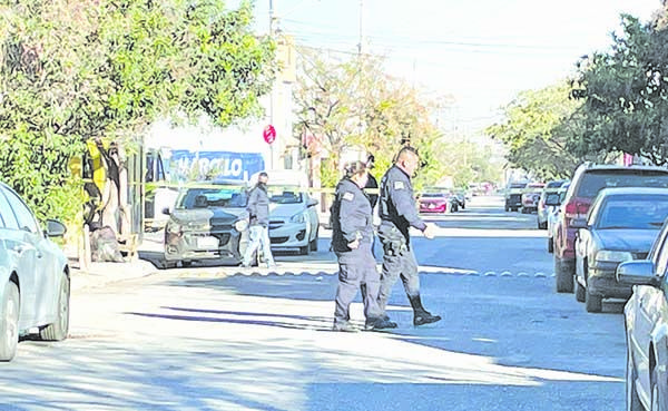 Se suicida maestra; padre la encuentra