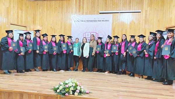 Reciben mujeres certificado de prepa