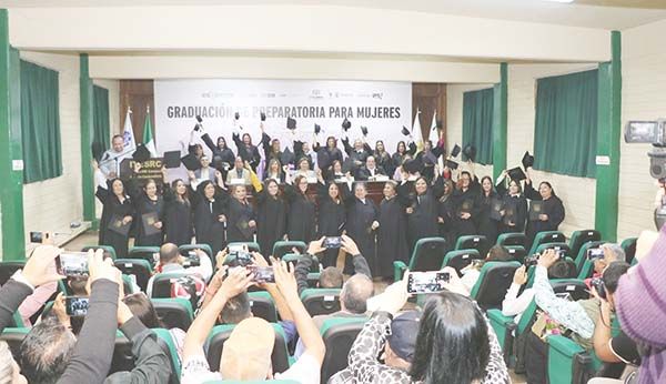 Se gradúan mujeres  ICM de preparatoria