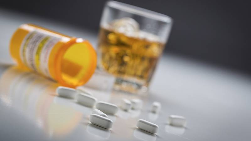 ¿Tomas medicamentos? ¡Aguas! Esto es lo que puede pasar si lo mezclas con alcohol