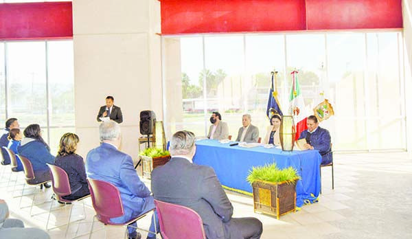 Presenta Rector libro en Infoteca