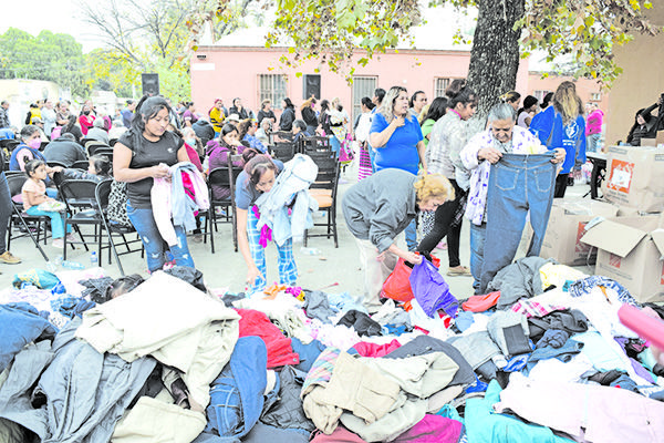 Llevan misioneros regalos y esperanza