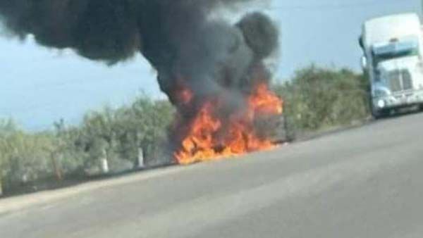 Acaba incendio con camioneta