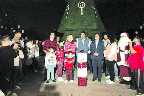 Encienden en Ramos villa y pino navideño