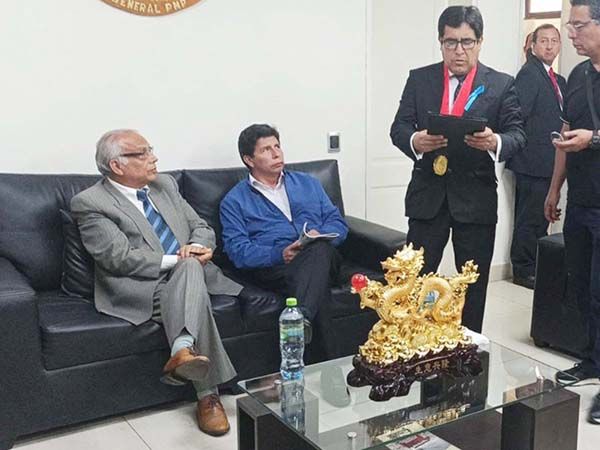 Detienen a Pedro Castillo tras dar golpe de Estado en Perú
