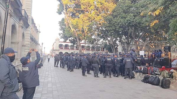Policías de Oaxaca se manifiestan