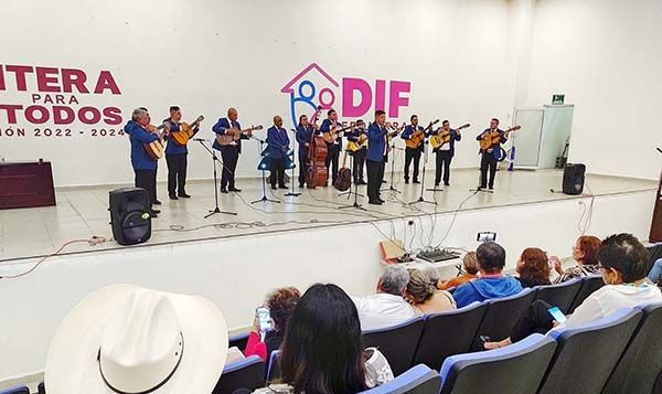 Viven noche romántica con rondalla de Saltillo