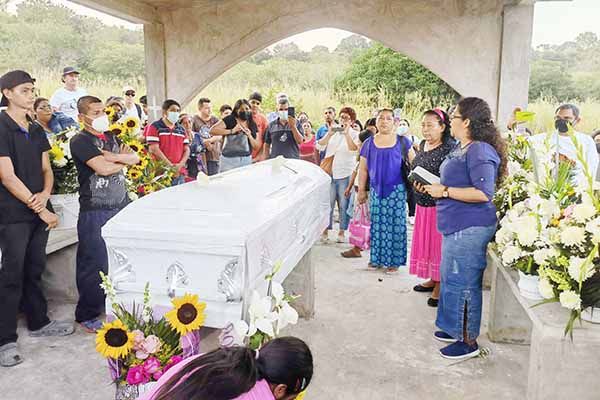Sepultan a Rosa Isela