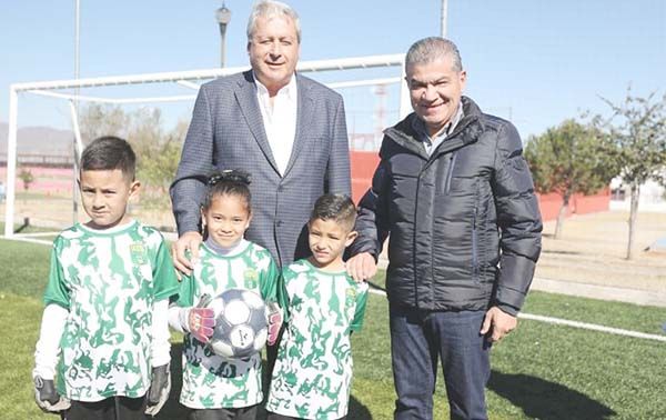 Agradecen saltillenses rehabilitación de canchas