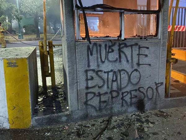  Encapuchados cometen actos vandálicos en oficinas de la UNAM