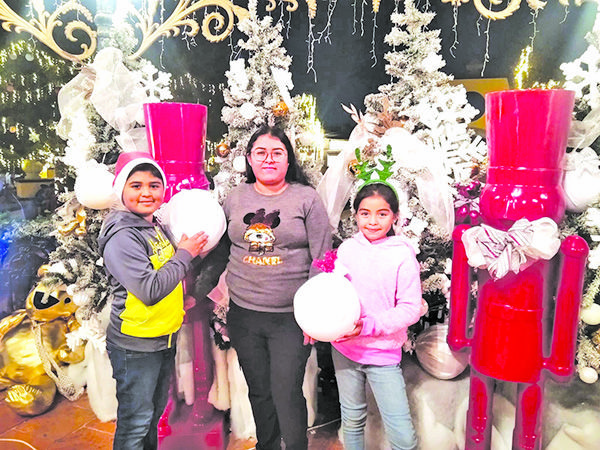Disfrutan familias de Villa Navideña