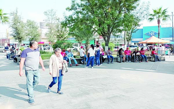 Brota río humano en las zonas comerciales