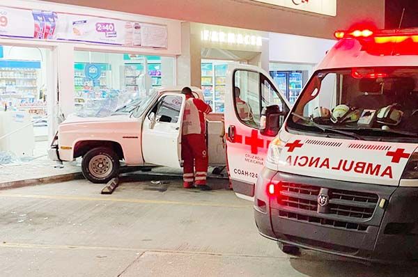 Choca policia al  «jugar» carreras