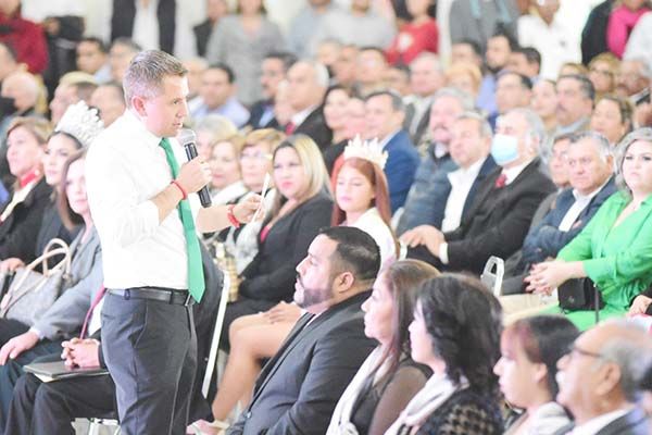 Presenta Hugo Primer Informe
