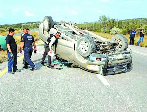 En aparatosa volcadura  abandonan camioneta