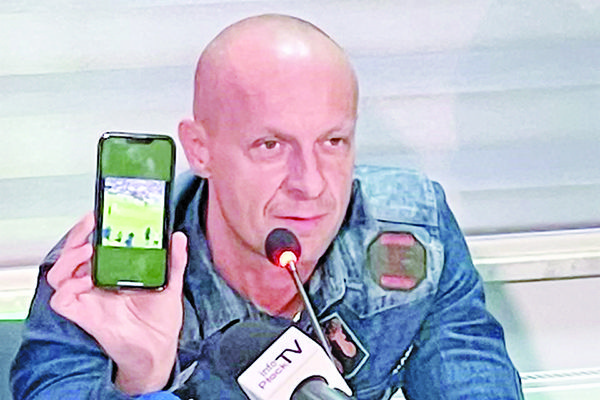 Responde árbitro Marciniak críticas de Francia
