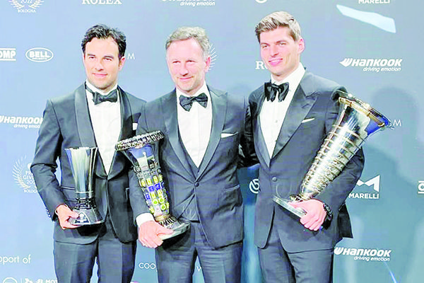 Recibe Checo trofeo por tercer lugar en temporada 2022 de F1