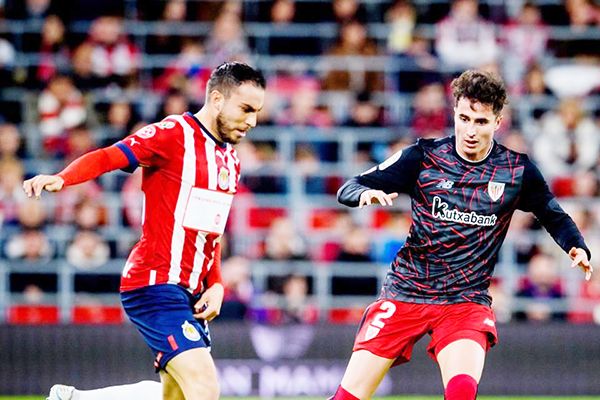 Athletic de Bilbao exhibe y derrota 2-0 a Chivas