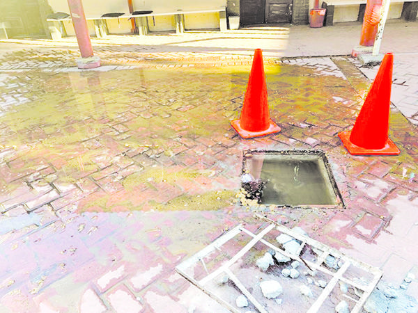 Brotan aguas negras en escuela primaria