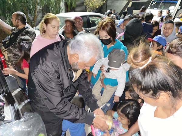 Lleva abogado alegría a niños de La Gloria