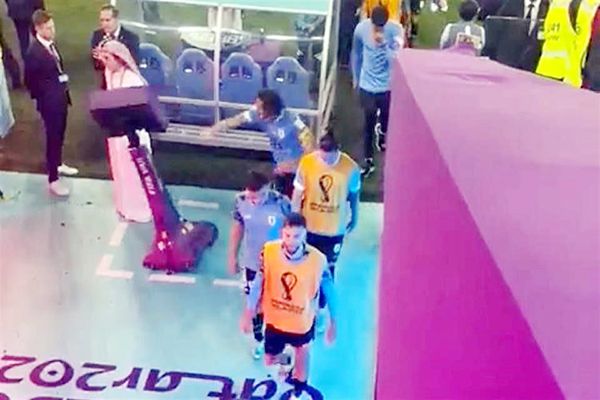 Truena Cavani contra el VAR y rompe monitor