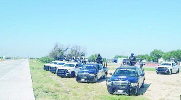 Repelen policías a civiles armados