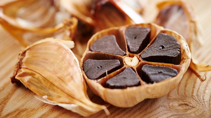 Ajo negro: ¿Qué es, cuáles son sus beneficios y cuál es la mejor forma de consumirlo?