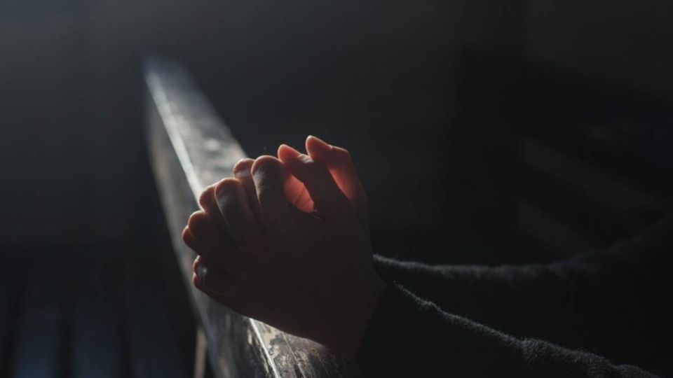 Un sacerdote cercano al Papa es acusado de usar su control “psico-espiritual” en monjas para abusar de ellas