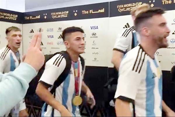 Festejan jugadores argentinos título cantándole a la prensa