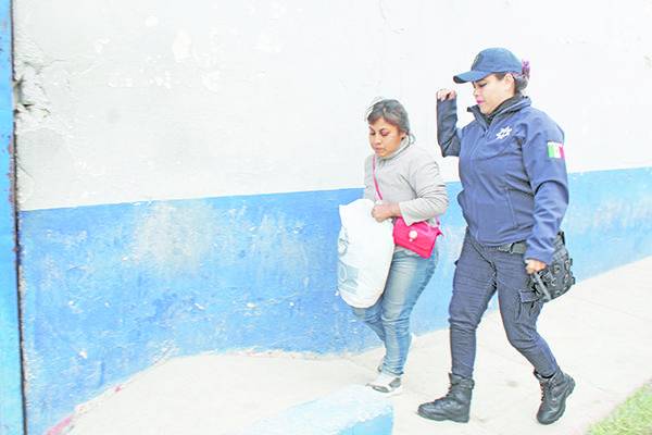 Mujer se desnuda en camión de transporte