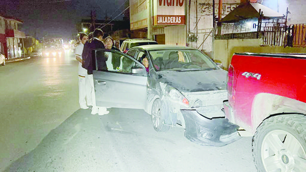 Mujer embarazada herida en choque
