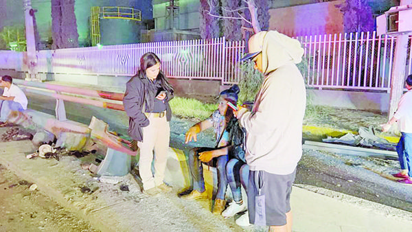 Pelean en bar y los hacen chocar