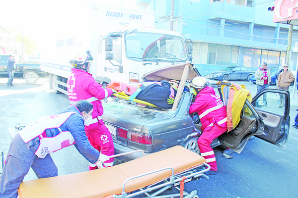 Camión prensa a pareja en carro