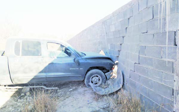 Abandona troca al chocar barda