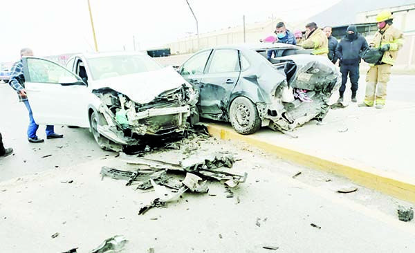 Proyectan autos contra camellón