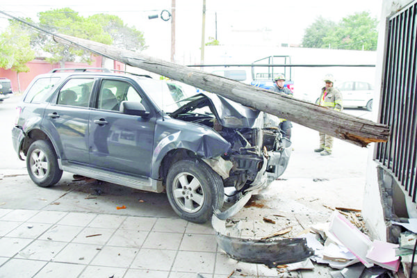 Dormita al volante y choca con local