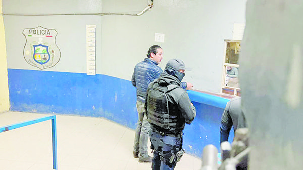 Quesero se queda dormido en camioneta
