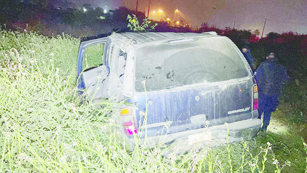 Abandonan camioneta al volcar en el Salinas
