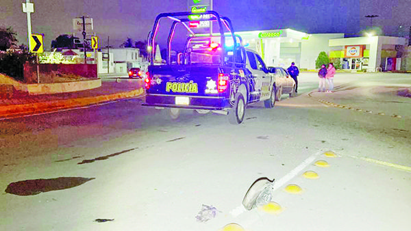 Estampa carro contra rotonda de los Héroes
