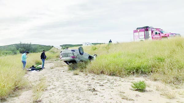 Sale del camino y termina por volcar