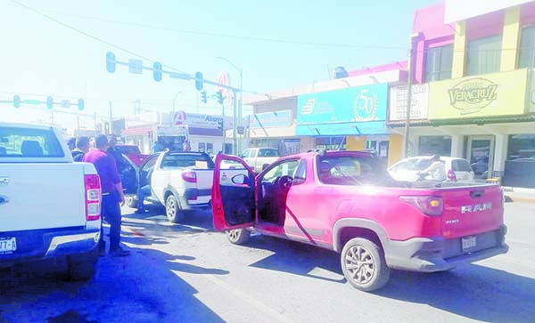Chocan trocas frente a la plaza