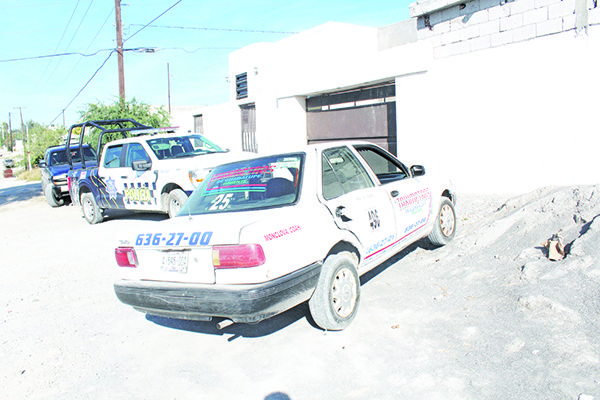 Destroza taxi al chocar camioneta